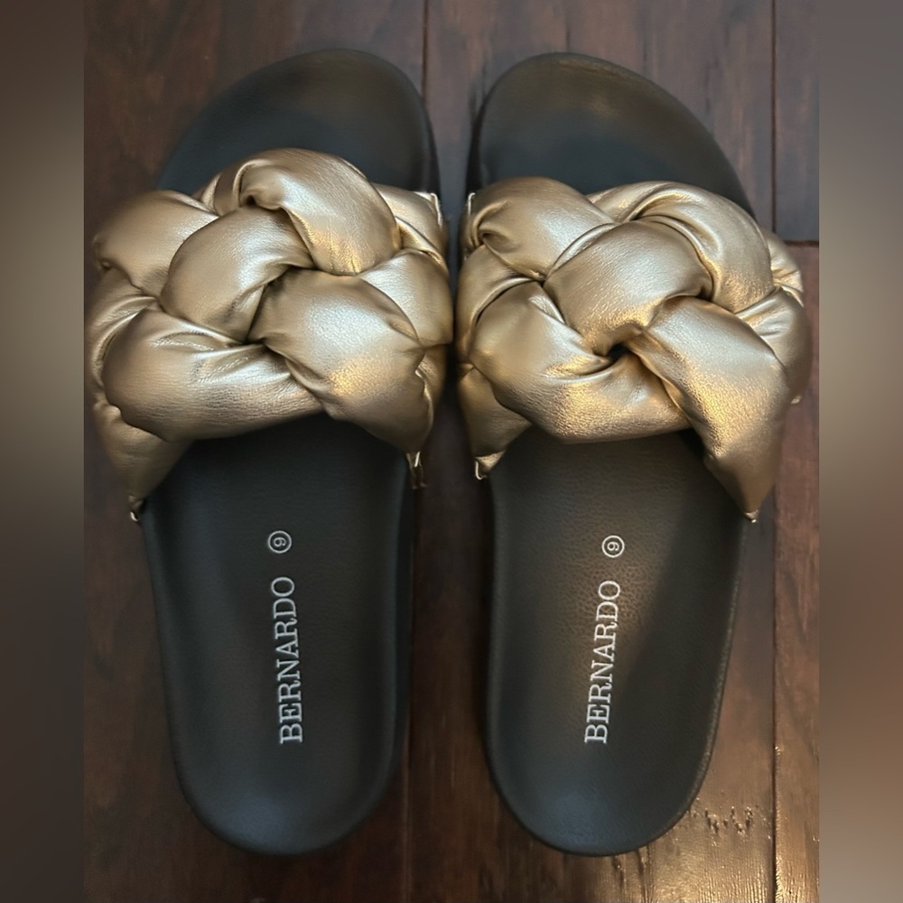 Bernardo Women's Gold Slides NWOT